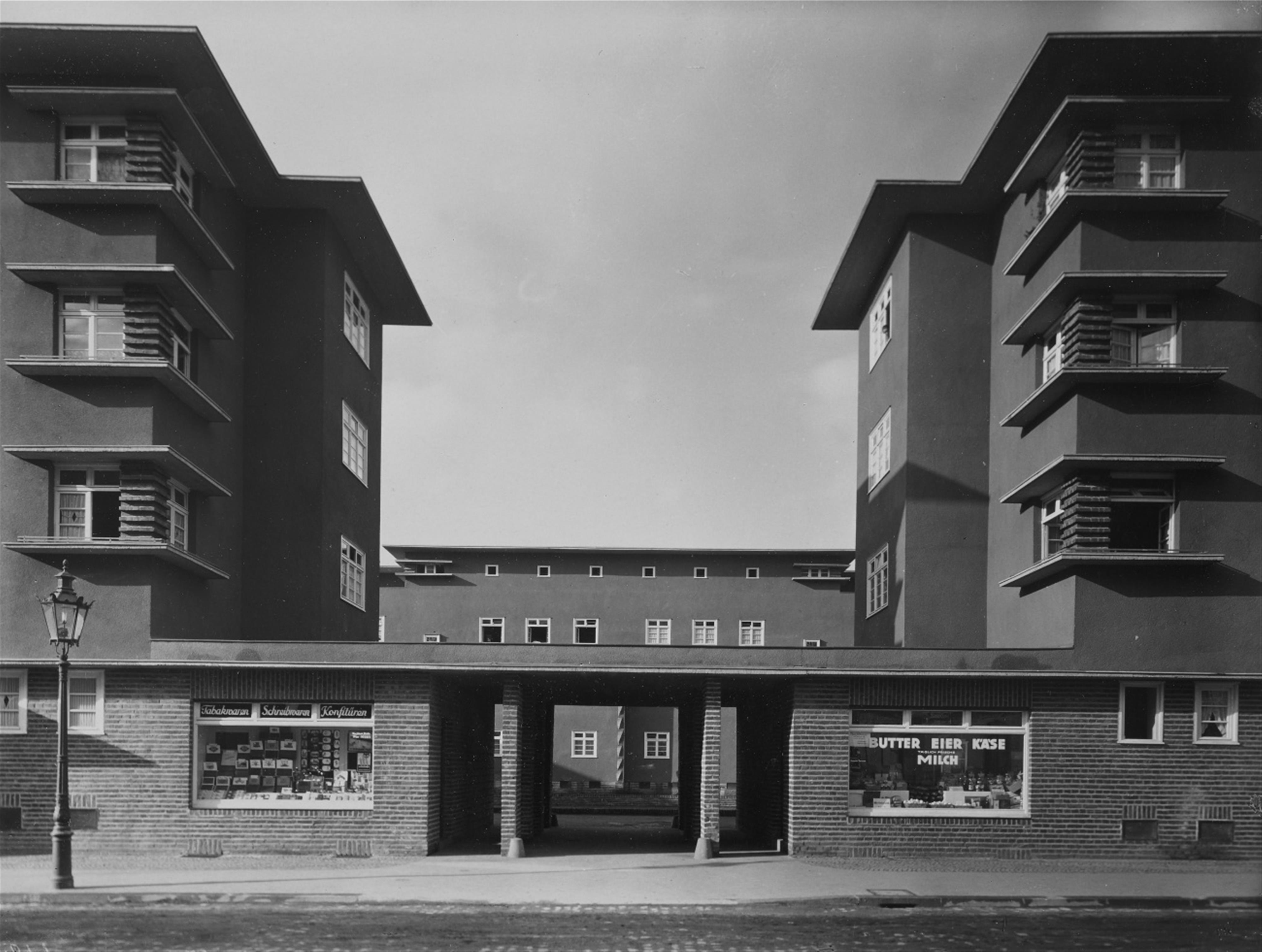 Werner Mantz - Wohnblock in Köln-Ehrenfeld, Alpener Straße