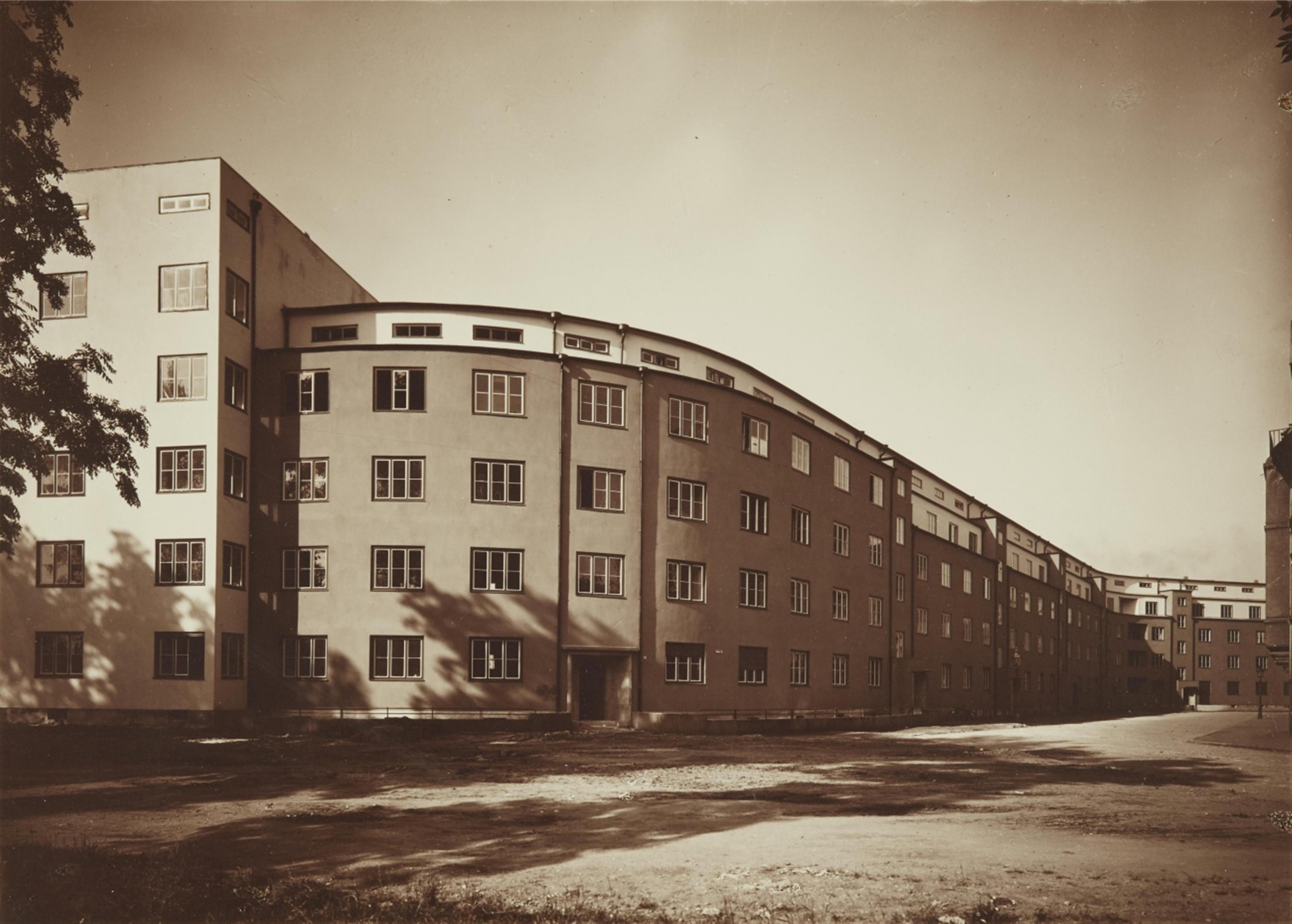 Werner Mantz - Wohnhausgruppe in Köln-Mülheim, Straßenfront (Kieler Straße)