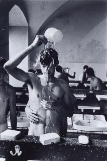 Will McBride - Berührung Mike der sich wäscht, Schule Schloss Salem