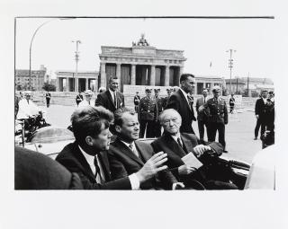 Will McBride - »John F. Kennedy, Willy Brand, Konrad Adenauer vor dem Brandenburger Tor«