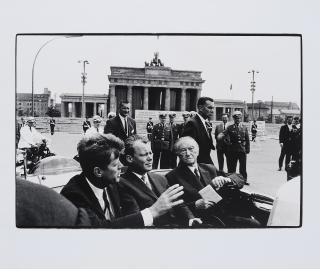 Will Mcbride - John F.Kennedy, Willy Brandt und Konrad Adenauer am Brandenburger Tor.