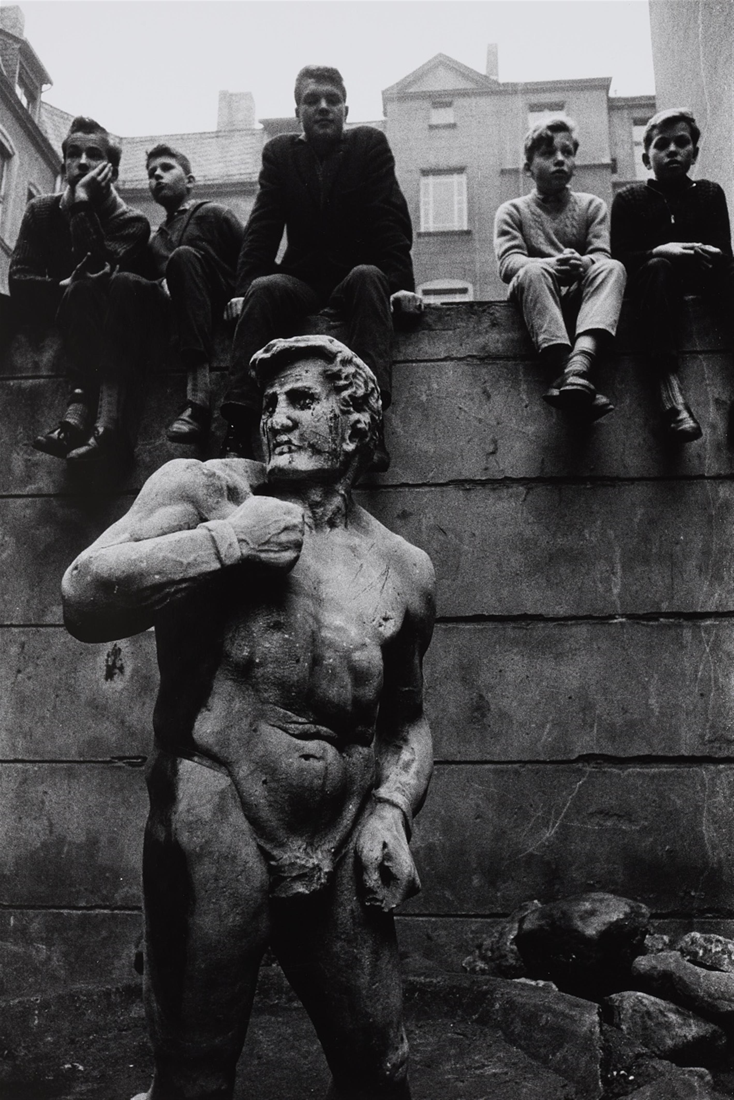 Will McBride - Jungs in Steglitzer Hinterhof, Berlin