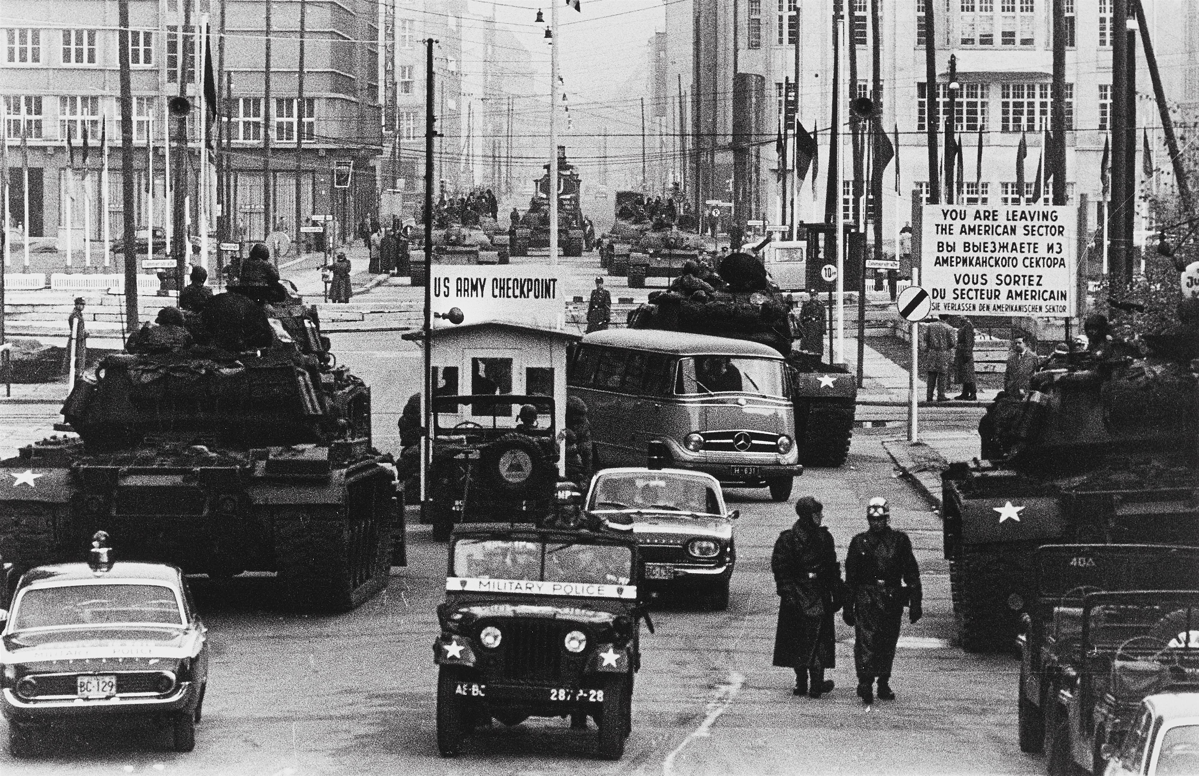 Will McBride - Russische und amerikanische Panzer in der Friedrichstraße, Berlin