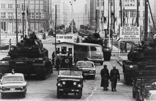 Will McBride - Russische und amerikanische Panzer in der Friedrichstraße, Berlin