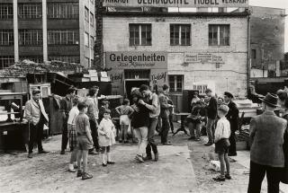 Will McBride - Tanz vor der Trödelhandlung Kurt Mühlenhaupt, Berlin-Kreuzberg