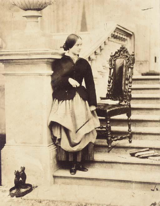 William, 2nd Earl Of Craven - Jeune femme, probablement Lady Evelyn Mary Craven sur les marches à Ashdown