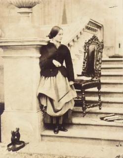 William, 2nd Earl Of Craven - Jeune femme, probablement Lady Evelyn Mary Craven sur les marches à Ashdown