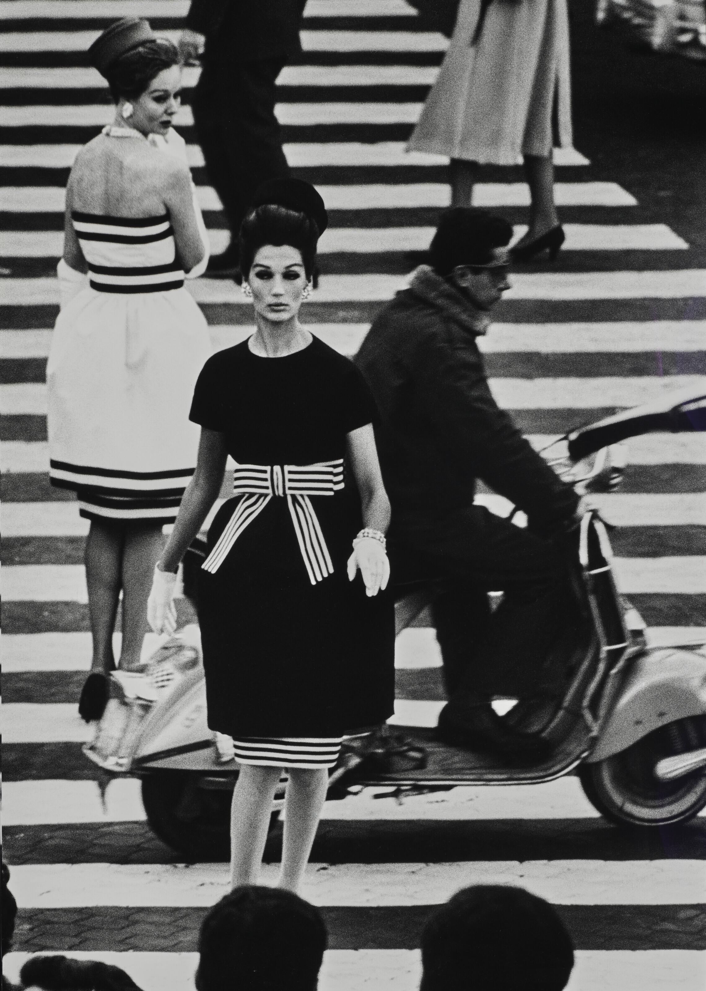William Klein - Simone + Nina, Piazza di Spagna Rome, 1960