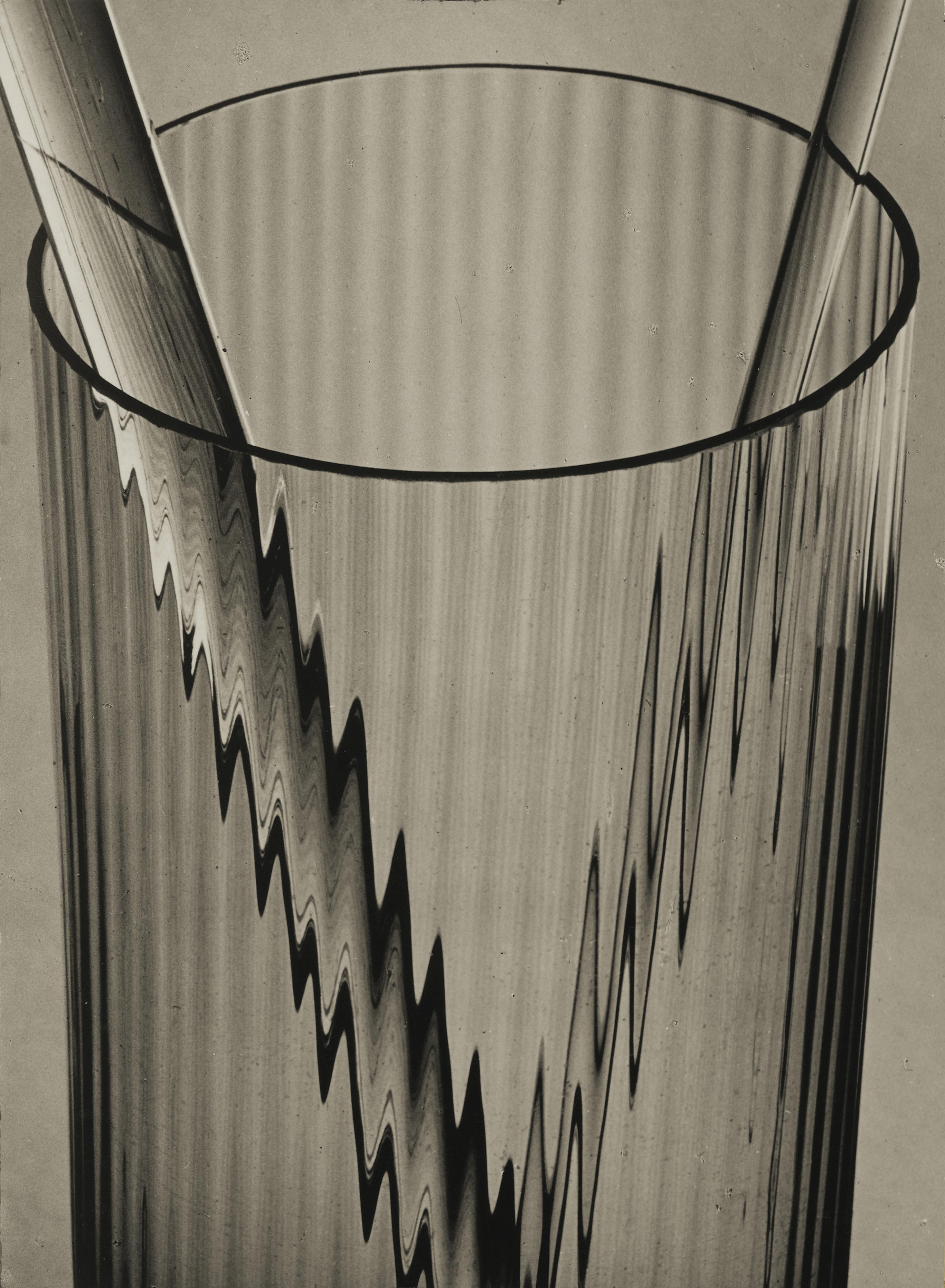 Willy Otto Zielke - Glasverzerrung I (Diffraction De Verre I/ Deformation Of Glass I), 1929Vintage Silver Print. On The Reverse, Signed In Pencil.