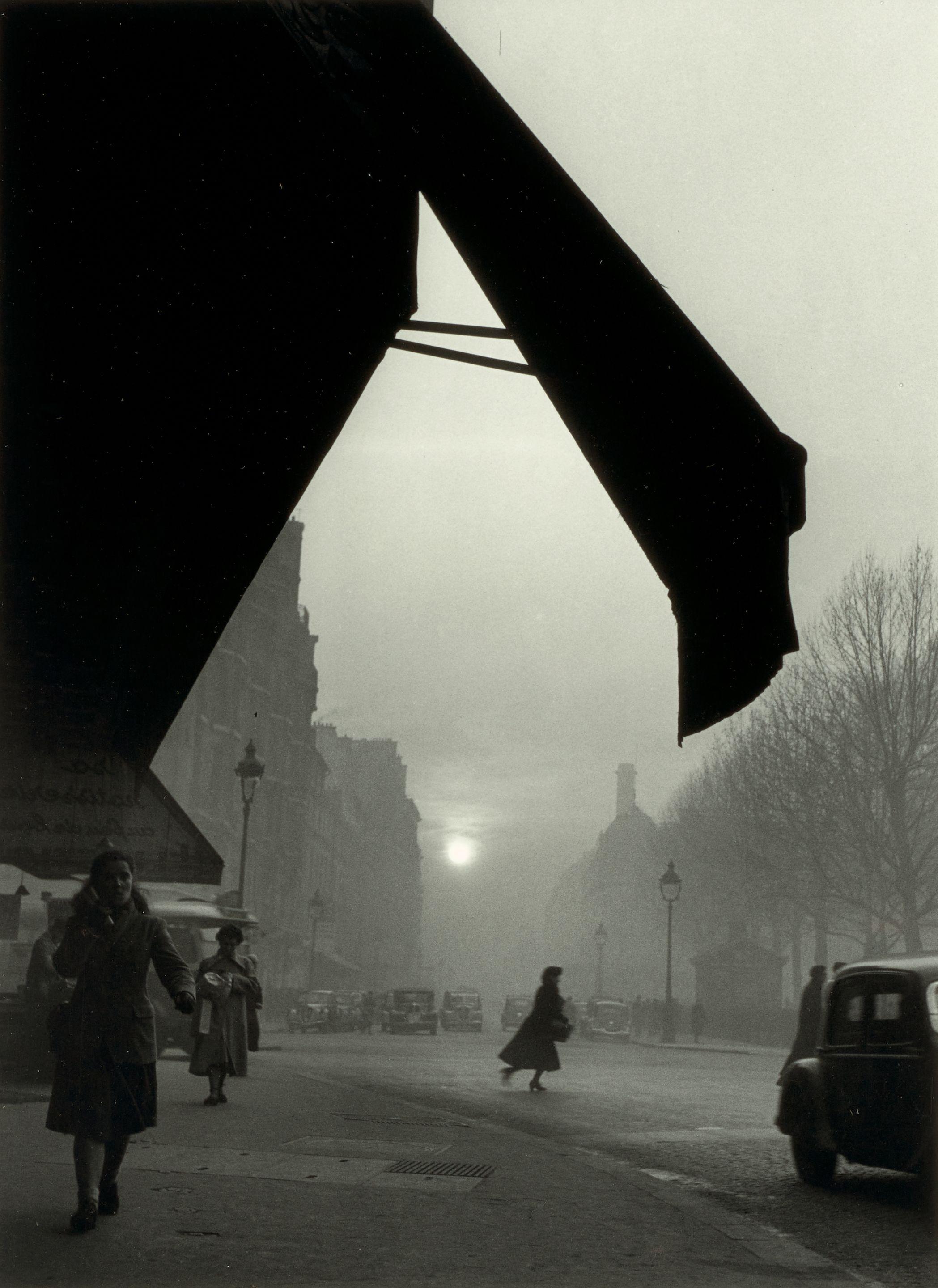 Willy Ronis - Carrefour, Sèvres-Babylone, Paris