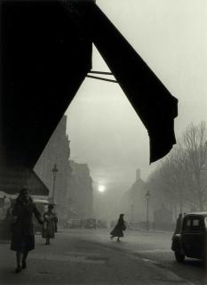 Willy Ronis - Carrefour, Sèvres-Babylone, Paris