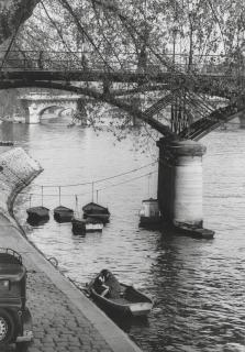Willy Ronis - Paris, Passerelle Du Pont Des Arts, 1959