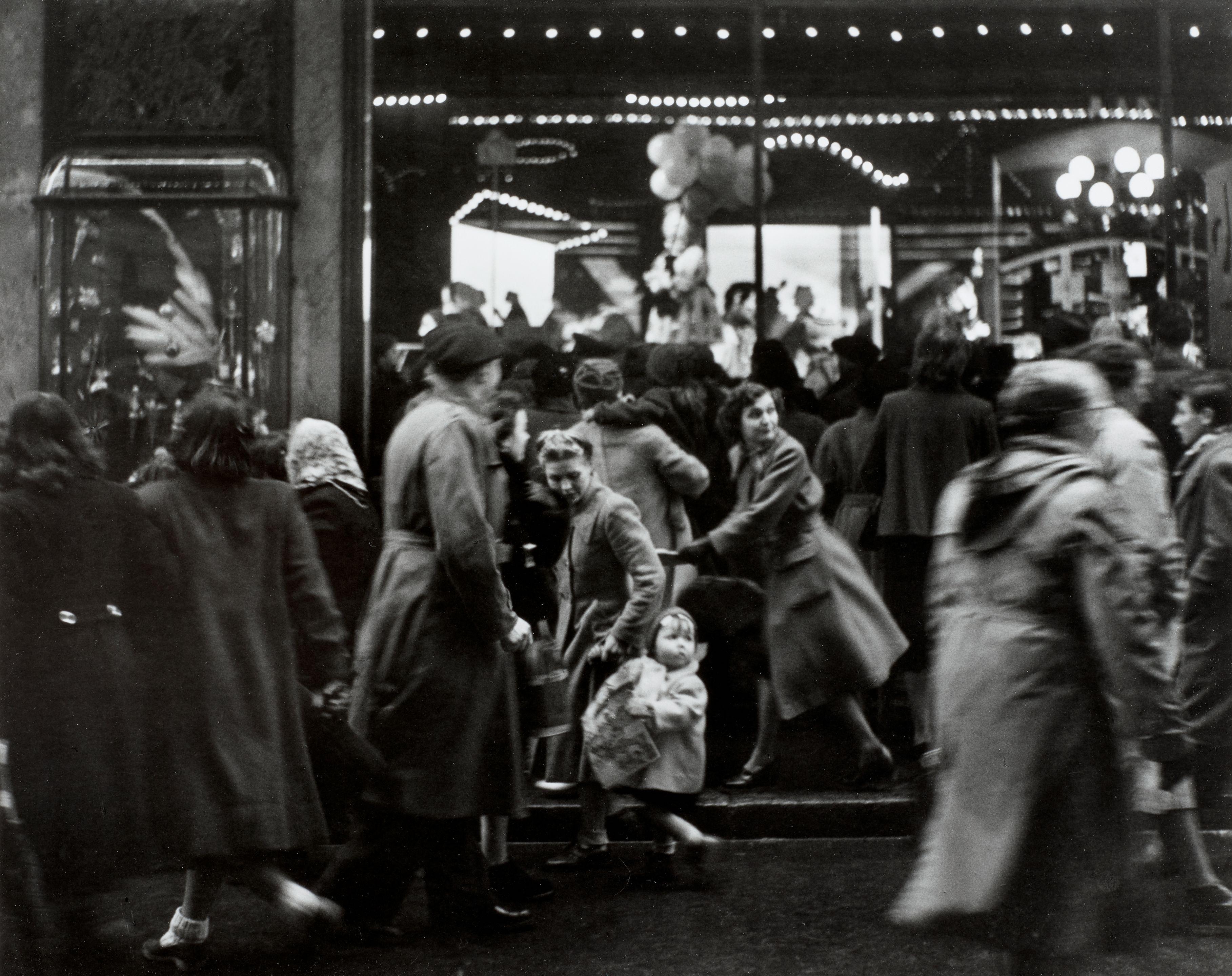 Willy Ronis - Vitrine de Noël des Grands Magasins, Rue Mogador, Paris