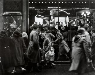 Willy Ronis - Vitrine de Noël des Grands Magasins, Rue Mogador, Paris