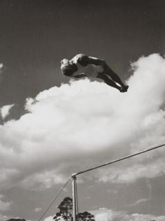 Wolf Strache - Abschwung vom Hochreck. Stabwechsel beim Staffettenlauf. Kajak-Kenterer unter Wasser, Berlin