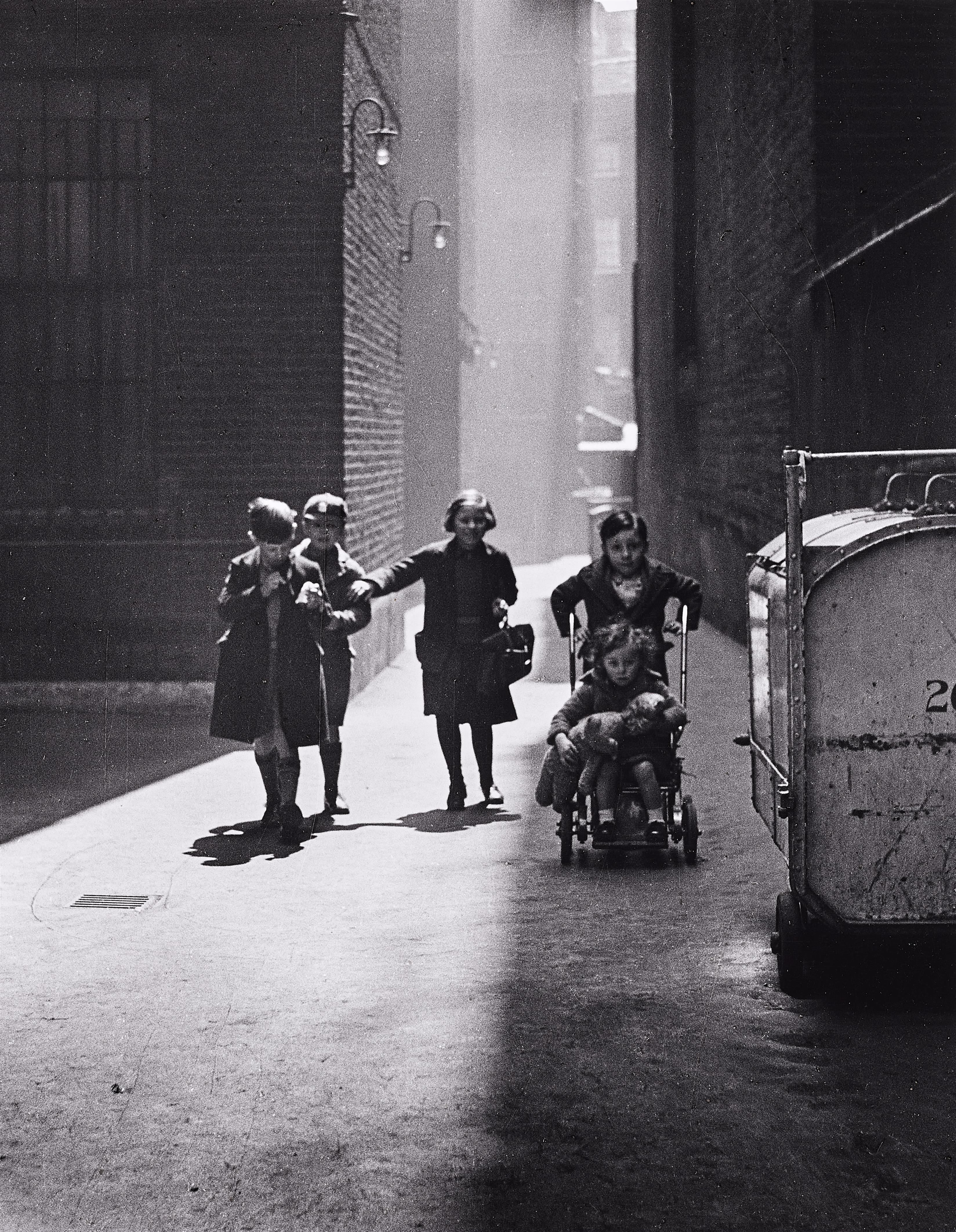 Wolfgang Suschitzky - Backyard of Charing Cross Road Tenement, London