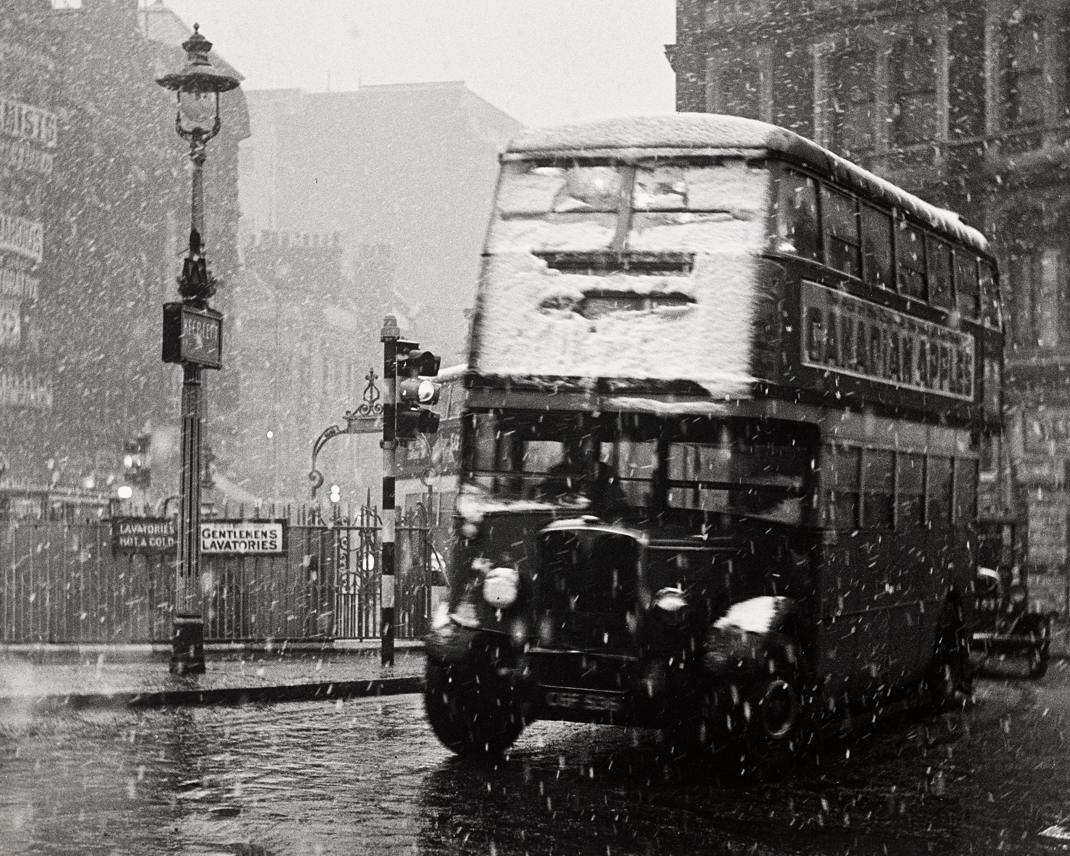 Wolfgang Suschitzky - Cambridge Circus, London