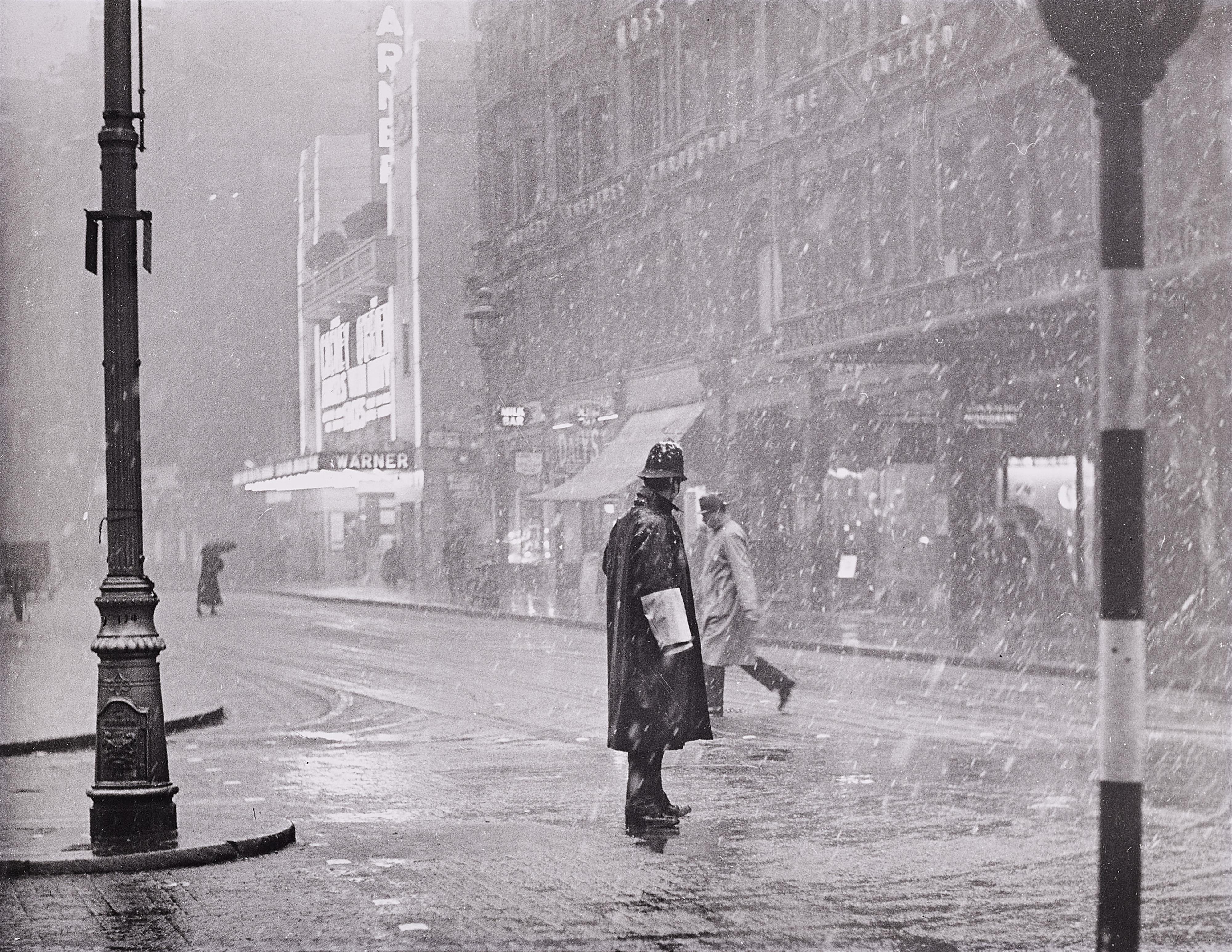 Wolfgang Suschitzky - Leicester Square (aus der Serie: Charing Cross Road)