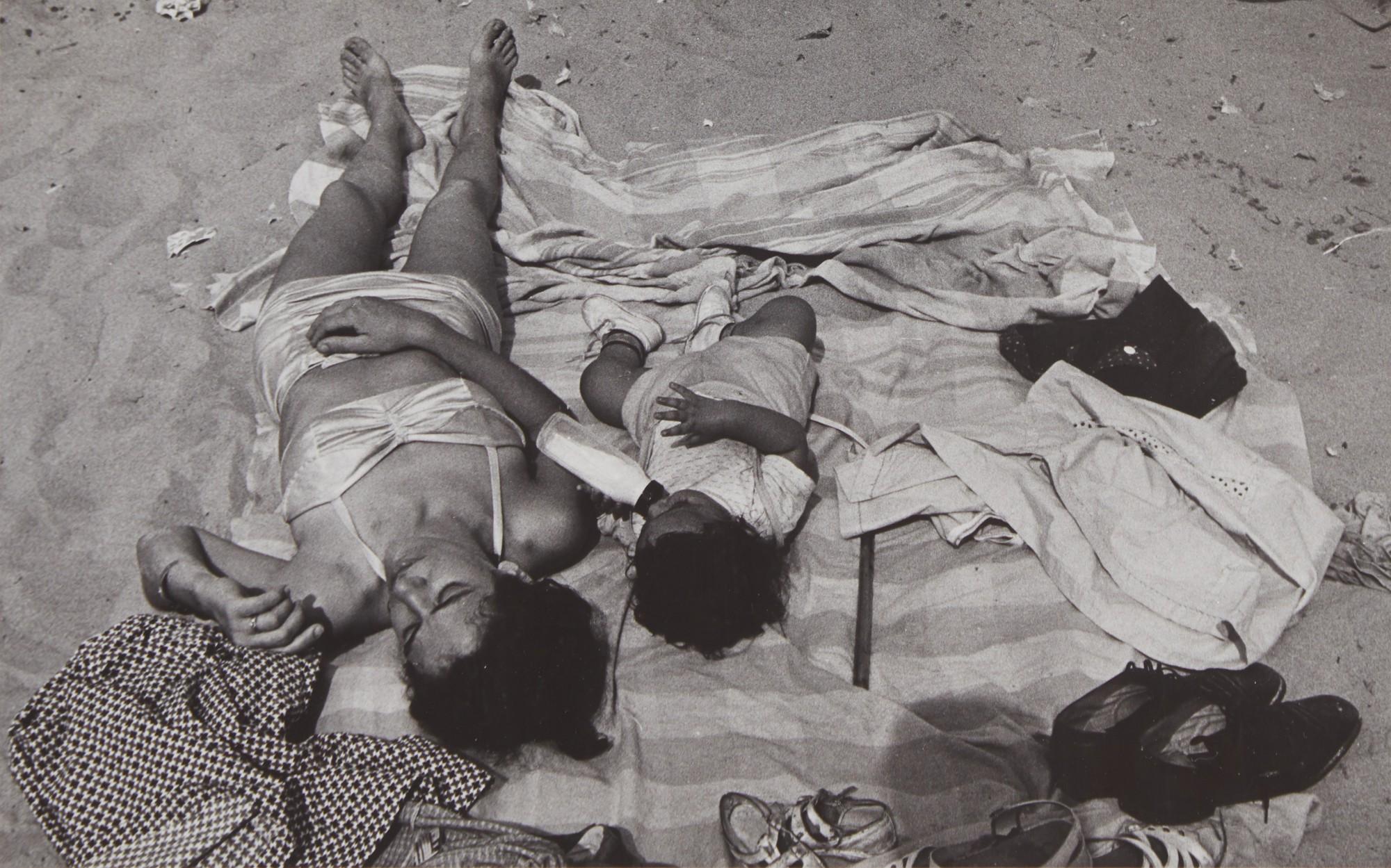 Yasuhiro Ishimoto - Untitled (Beach Portrait)