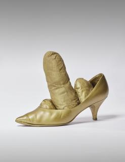 Yayoi Kusama - Golden Shoe