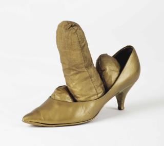 Yayoi Kusama - Golden Shoe