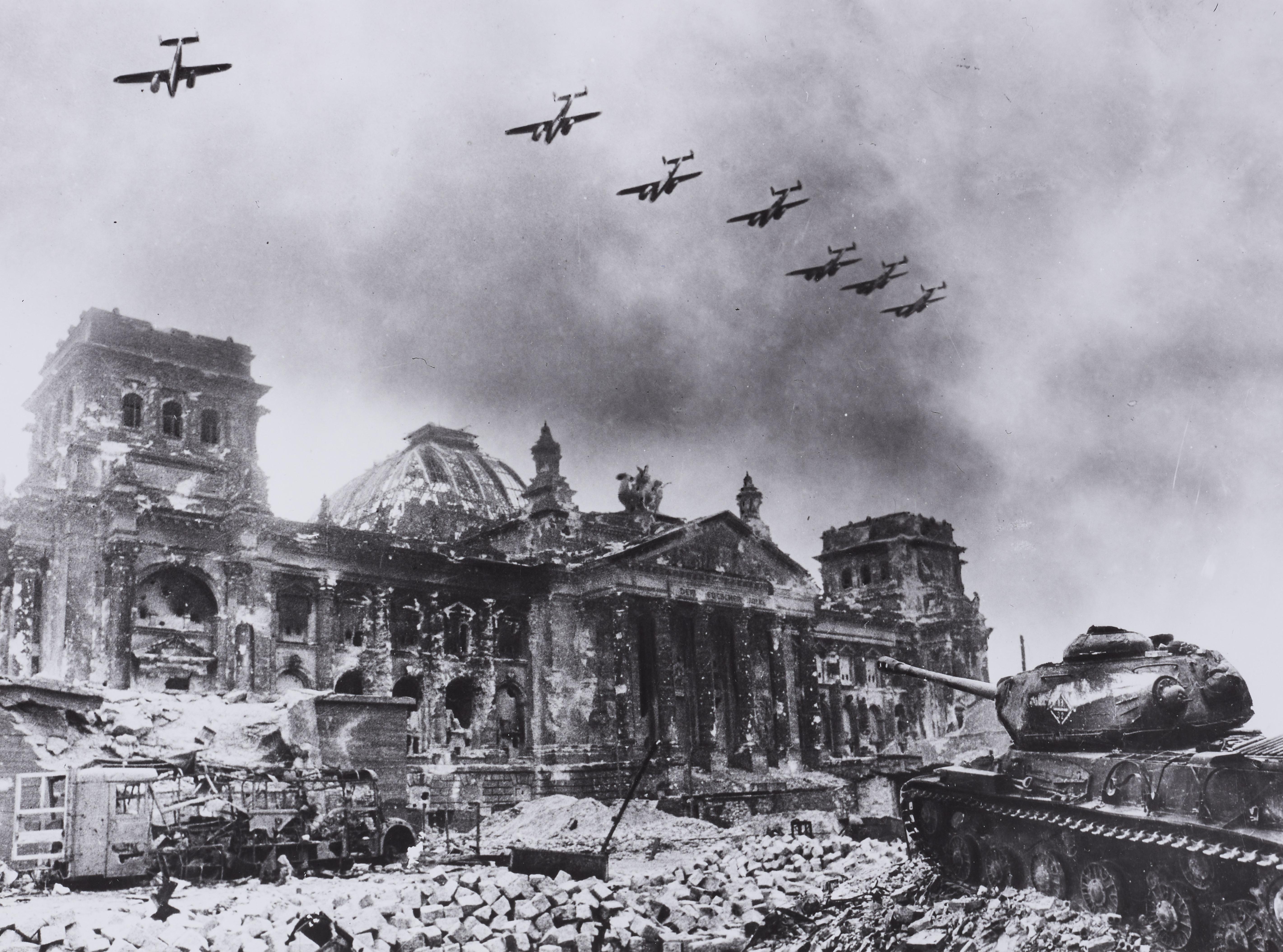 Yevgeni Chaldej - Flugzeuge über dem Reichstag, Berlin