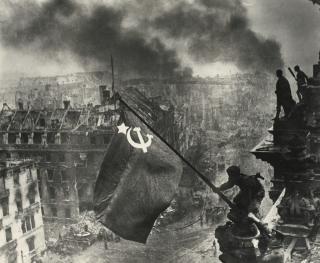 Yevgeni Khaldei - Raising A Flag Over The Reichstag