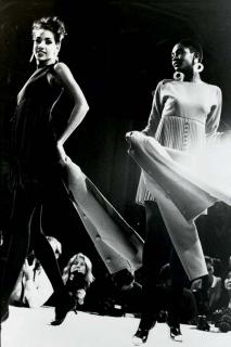 Zoe Leonard - One woman looking at another (Carolyn Roehm Fashion Show), 1990